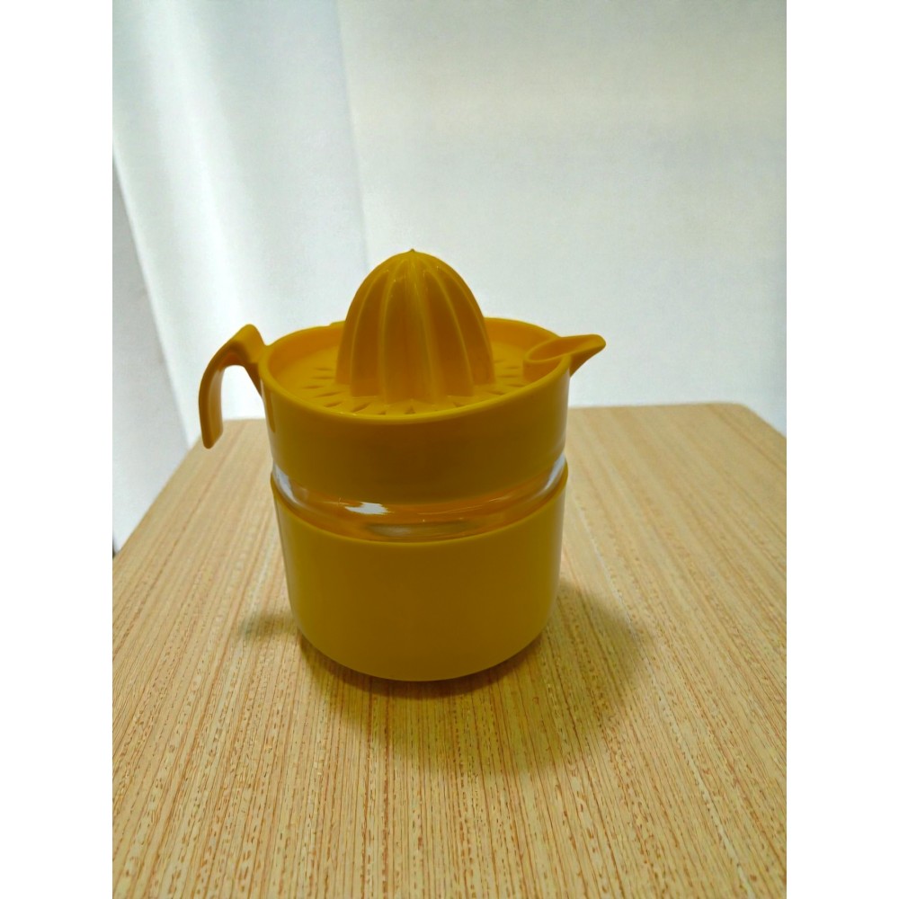 Практична цитрус преса с контейнер и чучур за лесно изливане Практична цитрус преса с контейнер и чучур за лесно изливане