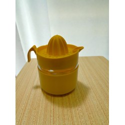 Практична цитрус преса с контейнер и чучур за лесно изливане