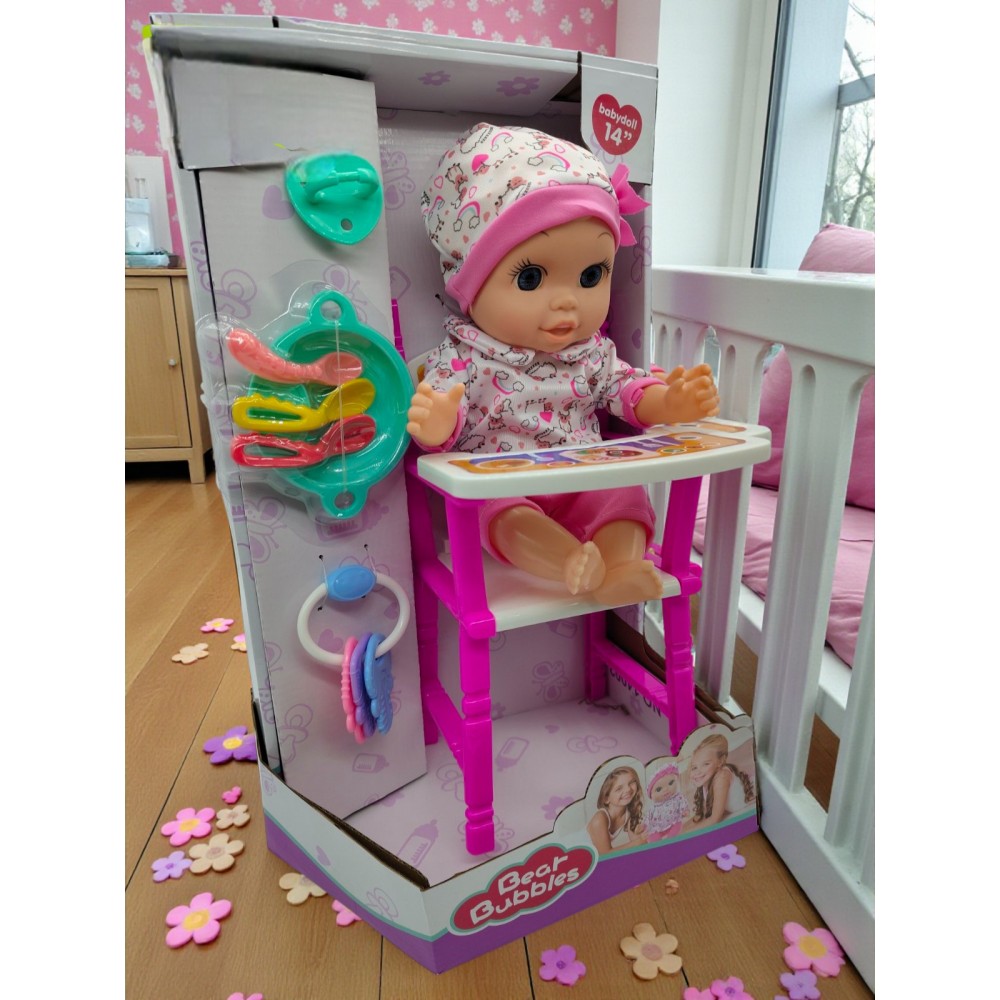 Бебе със столче за хранене 