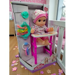 Бебе със столче за хранене Бебе със столче за хранене