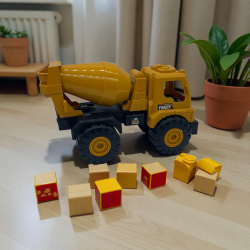 Бетоновоз голям жълт