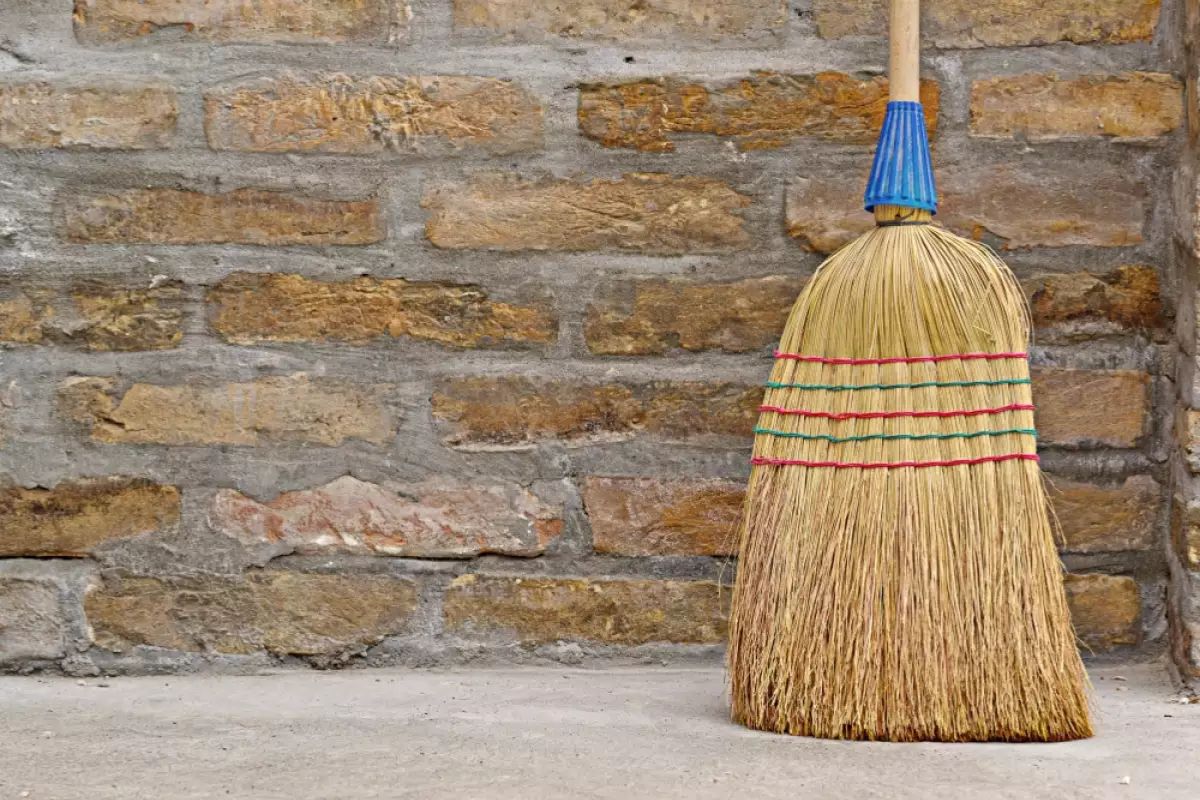 Събиране на прах и боклуци в труднодостъпни ъгли